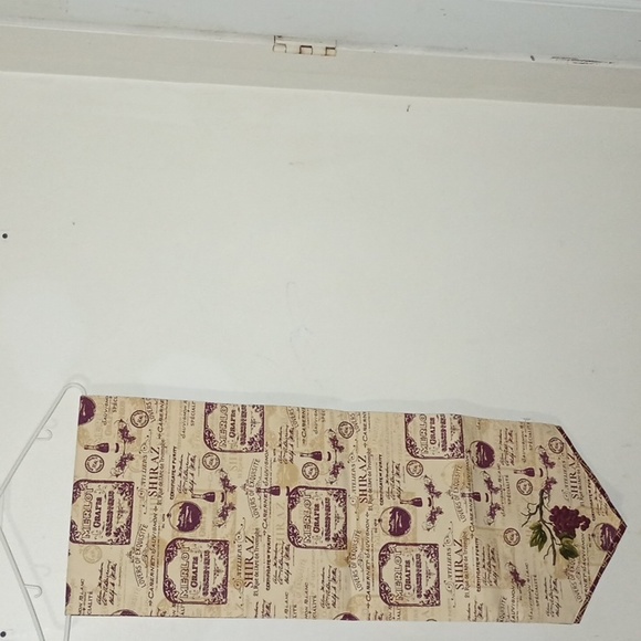 Merlot table Runner and 2 placemats 3 total pieces . - Picture 2 of 4